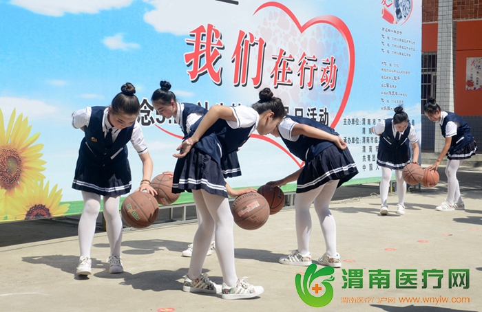   孩子们带来舞蹈表演《花样篮球》。记者 杨大君 摄
