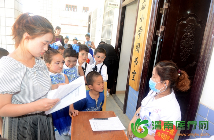   渭南市第二医院的医生们为全校80余名学生进行免费体检，检查孩子们的身体健康状况，帮助他们健康成长。记者 杨大君 摄