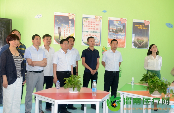   参加活动的领导与嘉宾参观三官庙小学校舍建设情况。记者 杨大君 摄