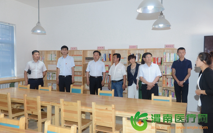   参加活动的领导与嘉宾参观三官庙小学校舍建设情况。记者 杨大君 摄