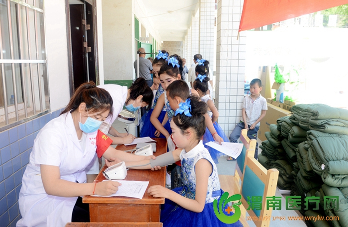   渭南市第二医院的医生们为全校80余名学生进行免费体检，检查孩子们的身体健康状况，帮助他们健康成长。记者 杨大君 摄