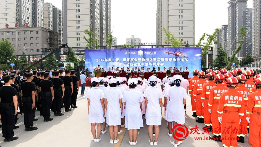 反恐航空救援演练在渭南市中心医院东广场正式举行。记者 杨大君 摄
