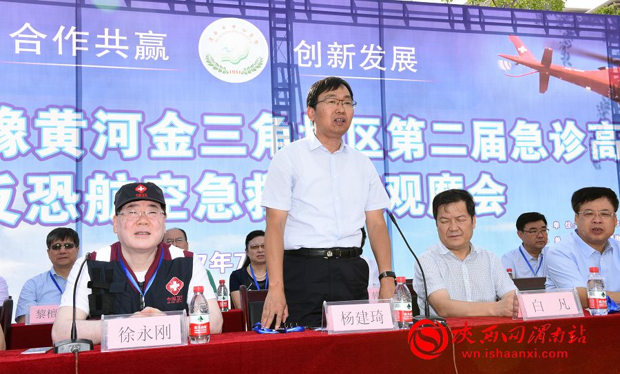 市政府副市长、公安局局长杨建琦宣布反恐航空应急演练正式开始。记者 杨大君 摄