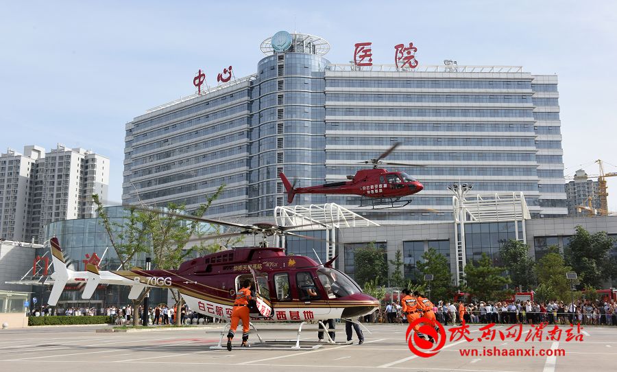 反恐航空救援演练在渭南市中心医院东广场正式举行。记者 杨大君 摄