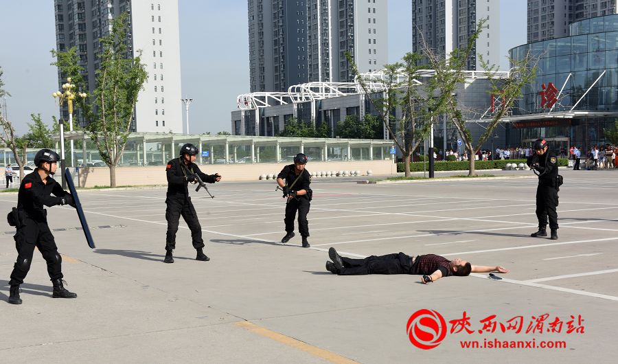 反抗拘捕的“歹徒”被当场击毙。记者 杨大君 摄