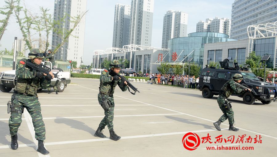 武警现场准备解救人质。记者 杨大君 摄