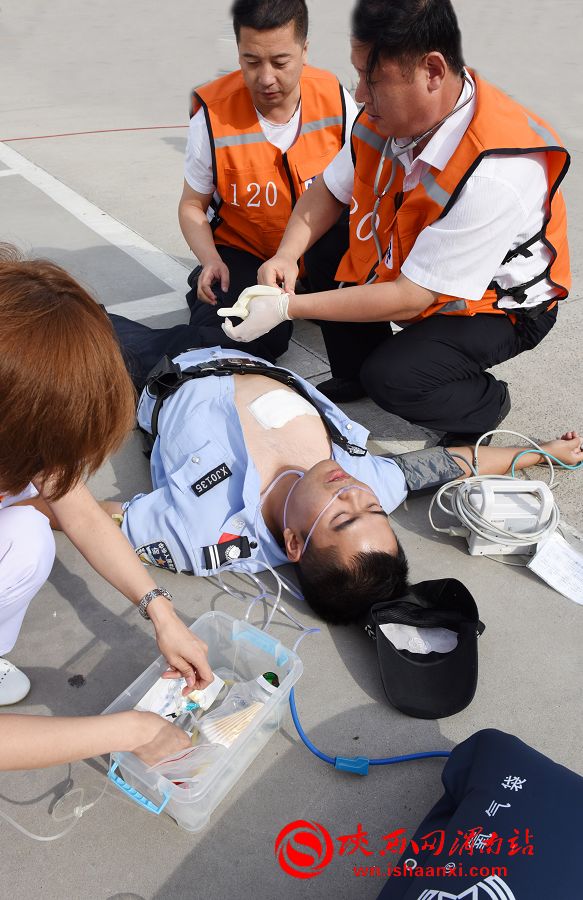 一个可随时危及生命的伤者，医务人员立即予现场救治。记者 杨大君 摄