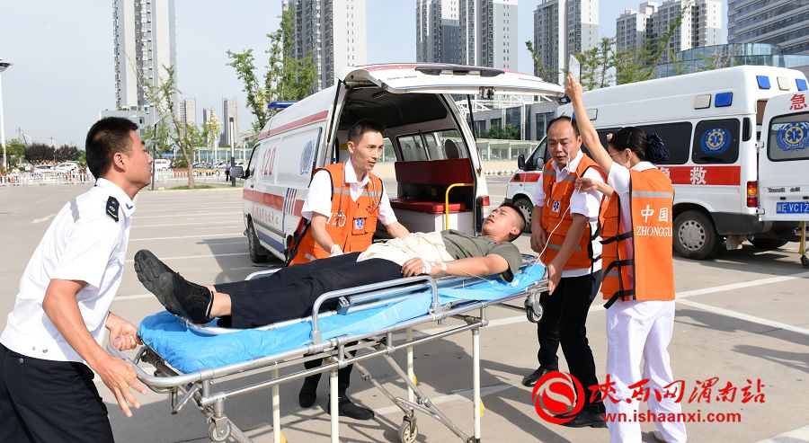 医护人员将病人送至救护车。记者 杨大君 摄