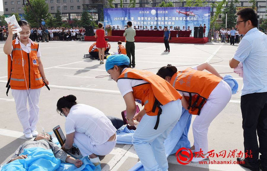 急诊科的医护人员立即抢救伤者，争分夺秒，与死神赛跑！记者 杨大君 摄