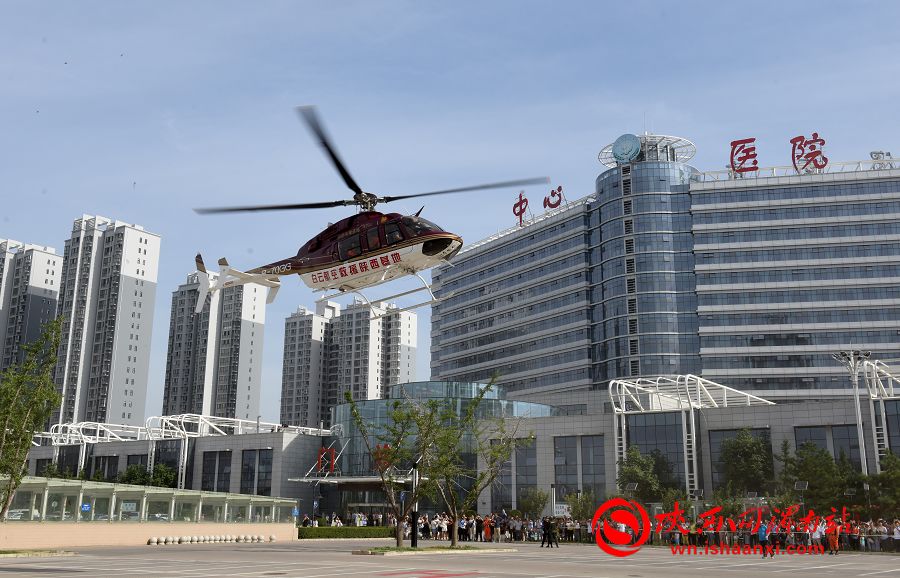 三架直升机组成的航空救援参演分队是本次演练的一大亮点。记者 杨大君 摄