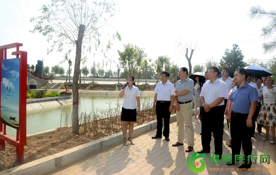与会人员观摩了羌白镇羌东村羌白湖。记者 杨大君 摄