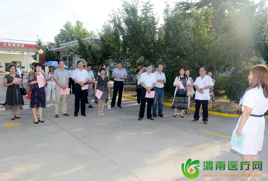 与会人员观摩了王村中心卫生院。记者 杨大君 摄