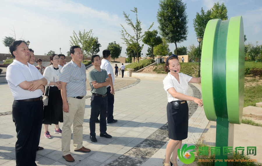 与会人员观摩了合阳县九龙人口文化园。记者 杨大君 摄