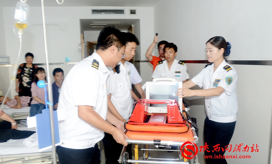 医护人员来到危重病人病房。记者 杨大君 摄