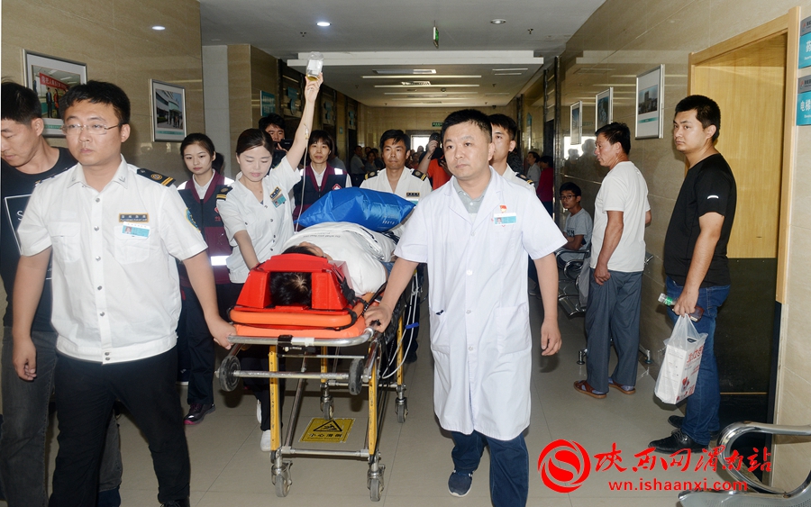 医护人员正将危重病人送出医院。记者 杨大君 摄