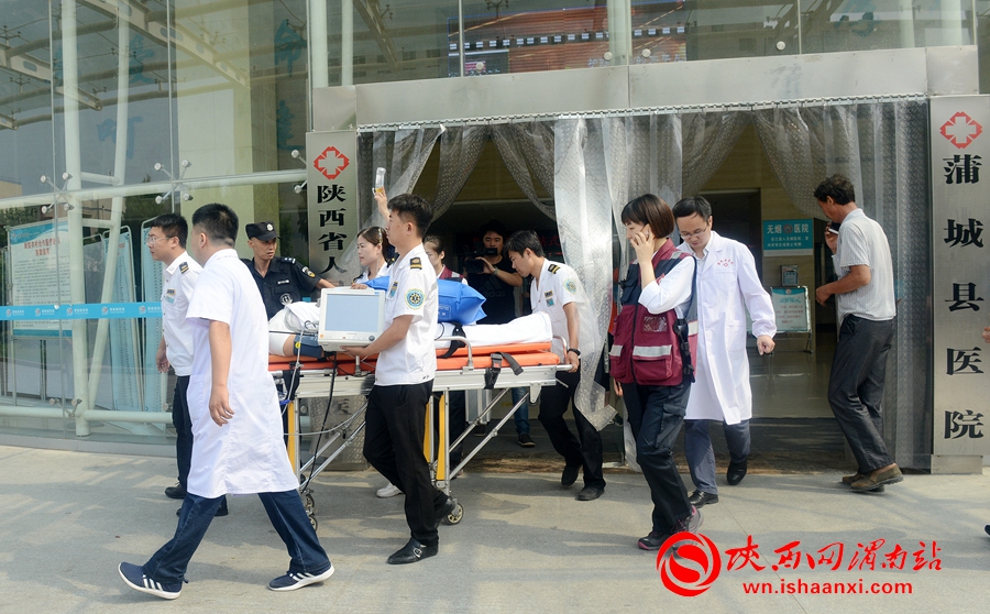 医护人员将病人送出医院大厅。记者 杨大君 摄