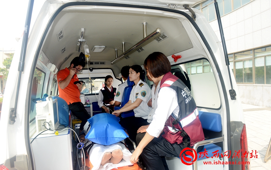 医护人员将病人送至救护车。记者 杨大君 摄
