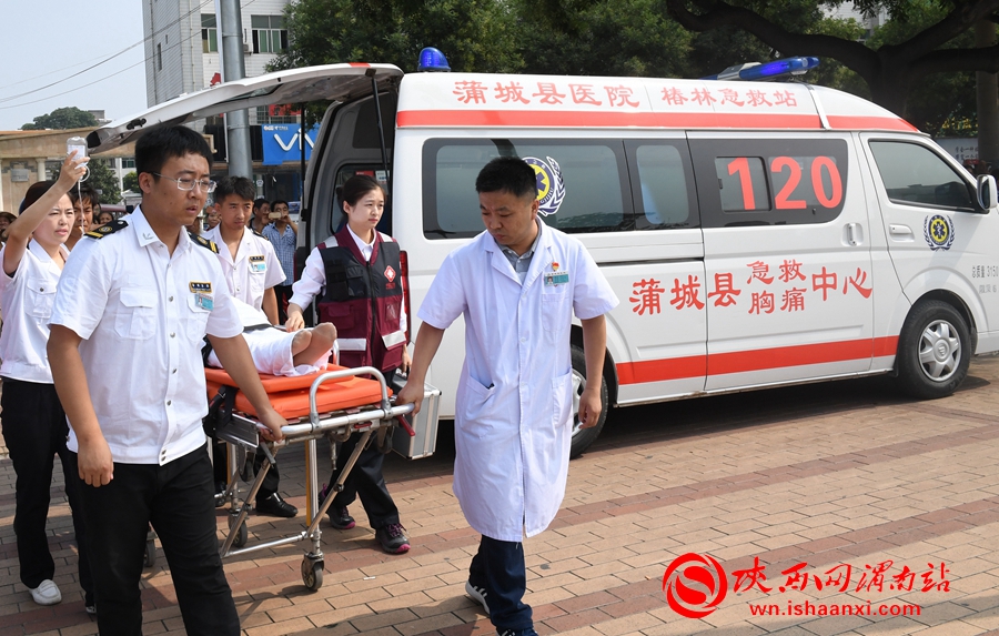 救援飞机将病人送至救援飞机附近。记者 杨大君 摄