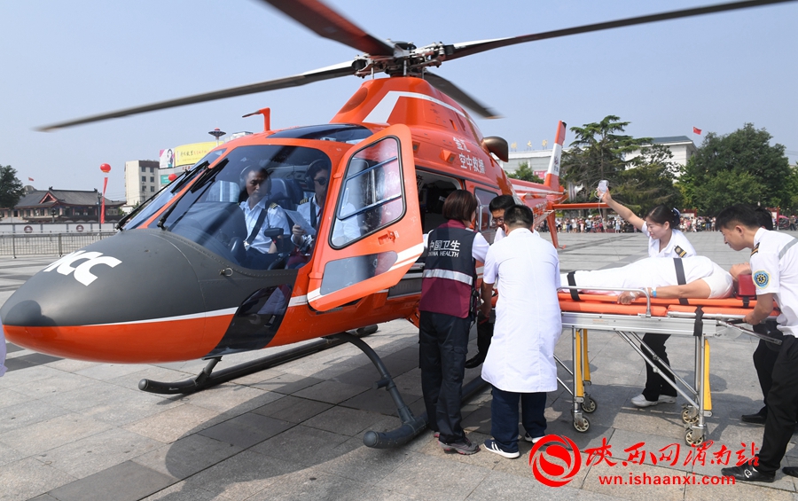 医护人员将病人抬上救援直升机。记者 杨大君 摄