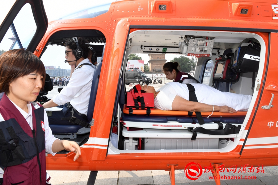 救援队员与现场工作人员交接，飞机准备起飞。记者 杨大君 摄