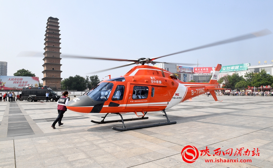 救援队员与现场工作人员交接，飞机准备起飞。记者 杨大君 摄
