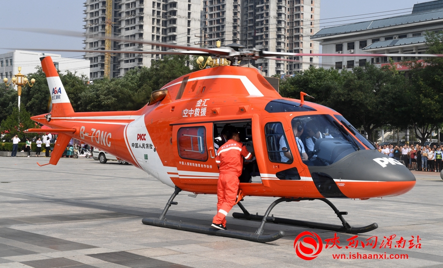 急救直升机载着危重病人立即转移。记者 杨大君 摄