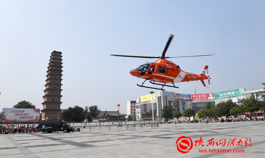 此次飞行救援是蒲城县急救史上的首例，开辟了紧急医疗救援新模式。记者 杨大君 摄