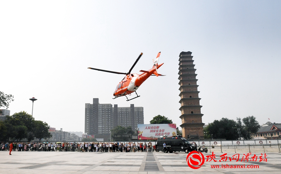 直升机救援的快速响应大大缩短了救援时间，为挽救生命赢得“黄金时间”。记者 杨大君 摄