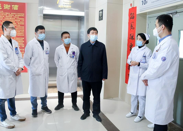 渭南市第二医院领导班子深入一线科室慰问。