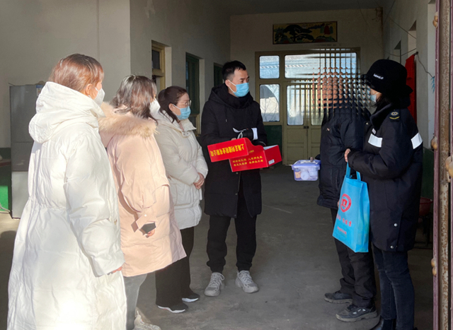 蒲城县疾控中心开展走访慰问活动。