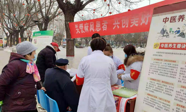 澄城县医院开展主题宣传义诊活动。