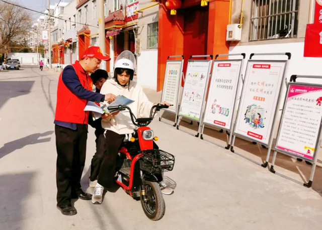 渭南市中心血站开展创文工作志愿服务。
