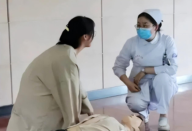 渭南市第二医院开展应急救护知识进校园活动。.jpg