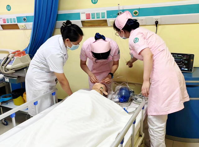 渭南杜桥医院开展心脏骤停患者应急演练。.jpg