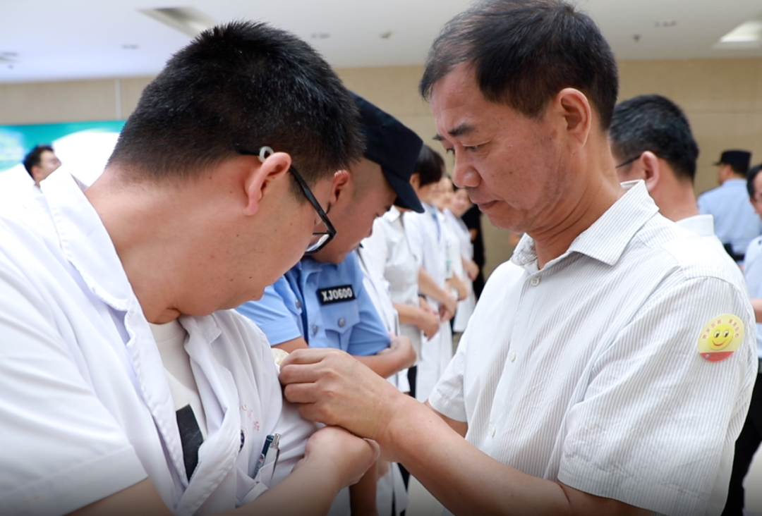 渭南市中心医院开展“微笑在脸 服务在心”主题签名活动2.png