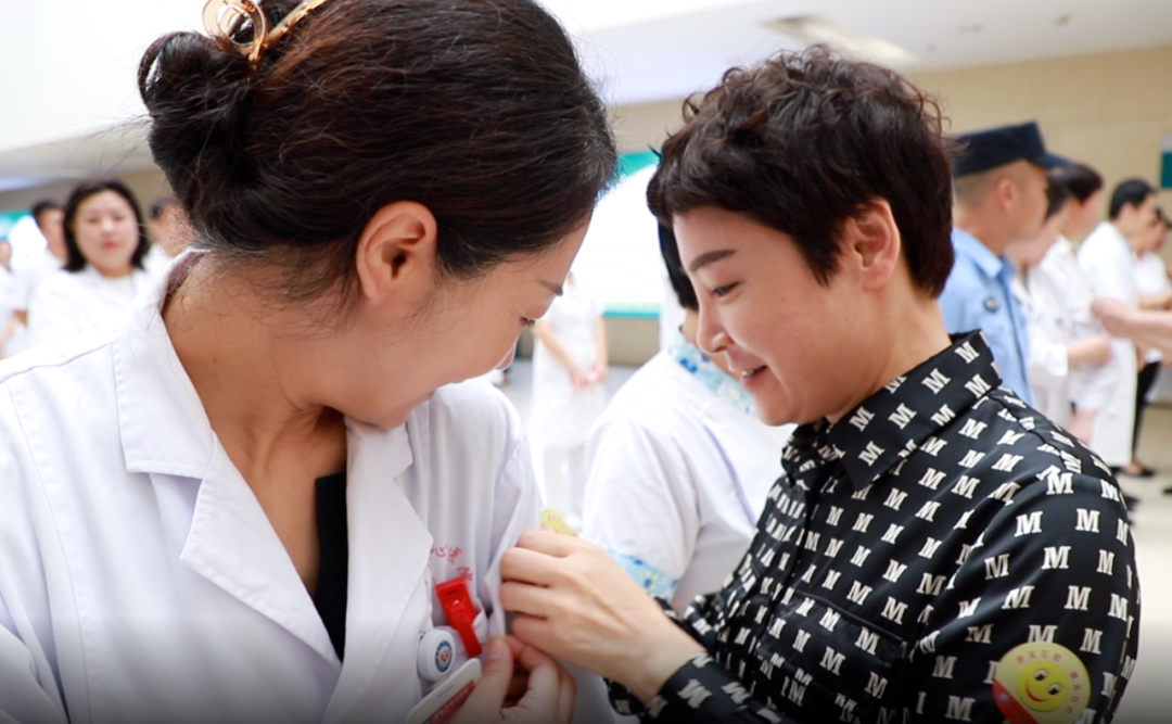 渭南市中心医院开展“微笑在脸 服务在心”主题签名活动3.png