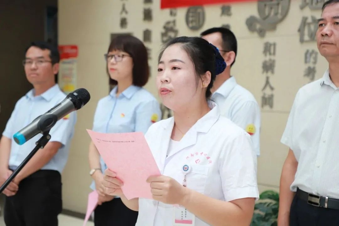 渭南市中心医院开展“微笑在脸 服务在心”主题签名活动4.jpg
