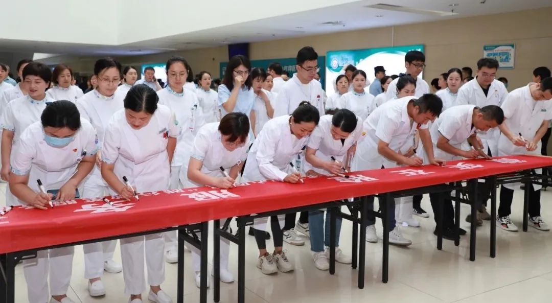 渭南市中心医院开展“微笑在脸 服务在心”主题签名活动7.jpg