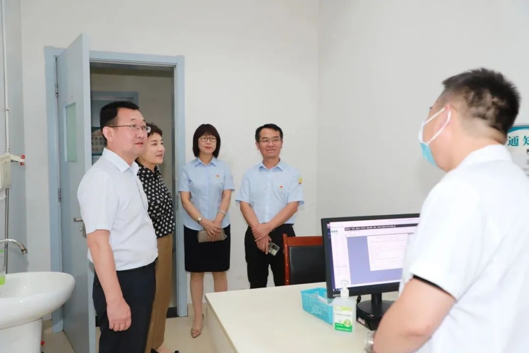 渭南市中心医院开展“微笑在脸 服务在心”主题签名活动8.jpg