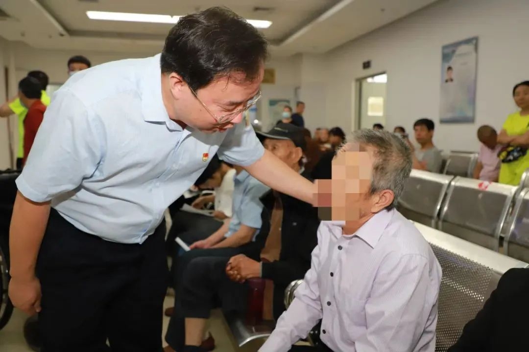 渭南市中心医院开展“微笑在脸 服务在心”主题签名活动9.jpg